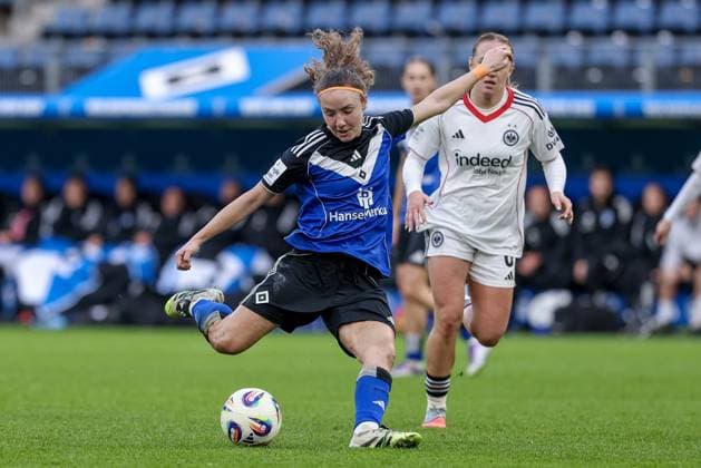 Melanie Brunnthaler (Hamburger SV, 11) beim Torschuss, schießt auf das Tor, am Ball, Aktion, Action, Spielszene,, DIE DFB-RICHTLINIEN UNTERSAGEN JEGLICHE NUTZUNG VON FOTOS ALS SEQUENZBILDER UND ODER VIDEOÄHNLICHE FOTOSTRECKEN. DFB REGULATIONS PROHIBIT ANY USE OF PHOTOGRAPHS AS IMAGE SEQUENCES AND OR QUASI-VIDEO., 02.11.2025, Hamburg (Deutschland), Fussball, Google Pixel Frauen-Bundesliga, Hamburger SV - Eintracht Frankfurt