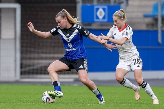 v.li.: Svea Stoldt (Hamburger SV, 8) und Rebecka Blomqvist (Eintracht Frankfurt, 28) im Zweikampf, Duell, Dynamik, Aktion, Action, Spielszene, DIE DFB-RICHTLINIEN UNTERSAGEN JEGLICHE NUTZUNG VON FOTOS ALS SEQUENZBILDER UND ODER VIDEOÄHNLICHE FOTOSTRECKEN. DFB REGULATIONS PROHIBIT ANY USE OF PHOTOGRAPHS AS IMAGE SEQUENCES AND OR QUASI-VIDEO., 02.11.2025, Hamburg (Deutschland), Fussball, Google Pixel Frauen-Bundesliga, Hamburger SV - Eintracht Frankfurt