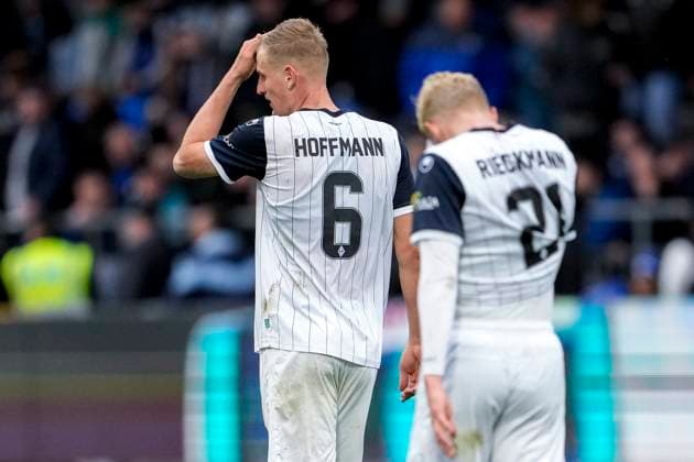 v.li.: Niklas Hoffmann (SVWM, 6), Julian Rieckmann (SVWM, 21), Spieler vom SV Waldhof Mannheim (SVWM), enttäuscht schauend, Enttäuschung, Frustration, disappointed, pessimistisch, nach dem Gegentor zum 2:0, Action, Aktion, Spielszene, 02.11.2025, Sinsheim (Deutschland), Fussball, 3. Liga, TSG 1899 Hoffenheim II - SV Waldhof Mannheim, DFB DFL REGULATIONS PROHIBIT ANY USE OF PHOTOGRAPHS AS IMAGE SEQUENCES AND OR QUASI-VIDEO.