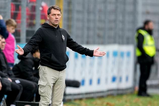 Luc Holtz (Trainer, Cheftrainer, SVWM), gibt Anweisungen, gestikuliert, mit den Armen gestikulieren, Einzelbild, Einzelfoto, Aktion, Action, 02.11.2025, Sinsheim (Deutschland), Fussball, 3. Liga, TSG 1899 Hoffenheim II - SV Waldhof Mannheim, DFB DFL REGULATIONS PROHIBIT ANY USE OF PHOTOGRAPHS AS IMAGE SEQUENCES AND OR QUASI-VIDEO.