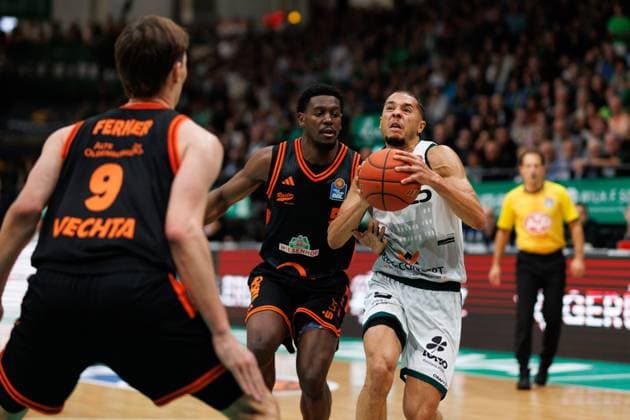 Jordan Roland (Gladiators Trier) im Zweikampf mit Joschka Ferner (Rasta Vechta) und Tj Bamba (Rasta Vechta), Vet Concept Gladiators Trier vs Rasta Vechta, Basketball, easyCredit BBL, 6. Spieltag, Saison 2025 2026, 02.11.2025 Vet Concept Gladiators Trier vs Rasta Vechta, Basketball, easyCredit BBL, 6. Spieltag, Saison 2025 2026, 02.11.2025 Copyright: xEibner-Pressefoto AlexanderxNeisx EP_ANS
