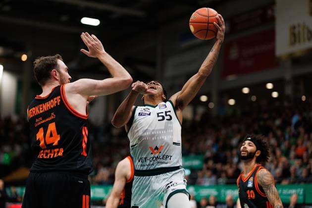 Jordan Roland (Gladiators Trier) im Zweikampf mit Philipp Herkenhoff (Rasta Vechta), Vet Concept Gladiators Trier vs Rasta Vechta, Basketball, easyCredit BBL, 6. Spieltag, Saison 2025 2026, 02.11.2025 Vet Concept Gladiators Trier vs Rasta Vechta, Basketball, easyCredit BBL, 6. Spieltag, Saison 2025 2026, 02.11.2025 Copyright: xEibner-Pressefoto AlexanderxNeisx EP_ANS