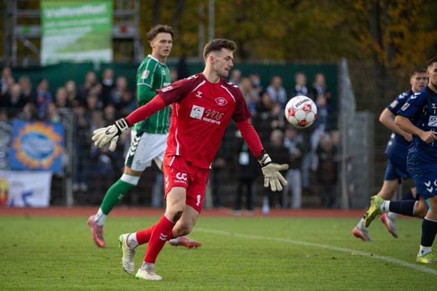 GER, Fussball, RLN, SV Werder Bremen II U23 vs VfB Oldenburg 02.11.2025, Platz 11, Bremen, GER, RLN, SV Werder Bremen II U23 vs VfB Oldenburg, DFL regulations prohibit any use of photographs as image sequences and or quasi-video, im Bild Der Abschlag von Jhonny PEITZMEIER ( VfB Oldenburg 1 )
