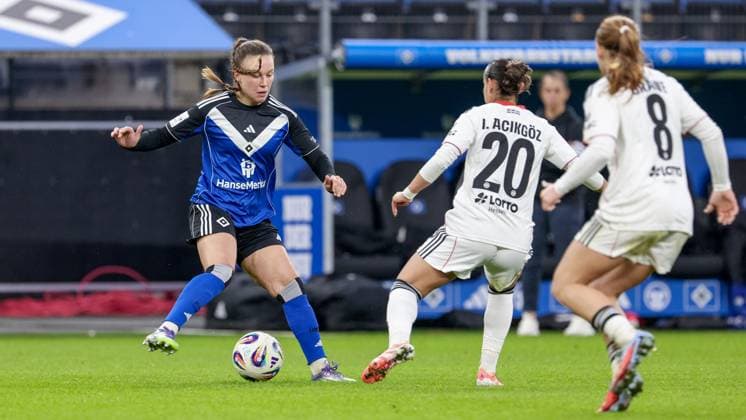 v.li.: Viktoria Schwalm (Hamburger SV, 23) und Ilayda Acikgöz (Eintracht Frankfurt, 20) im Zweikampf, Duell, Dynamik, Aktion, Action, Spielszene, DIE DFB-RICHTLINIEN UNTERSAGEN JEGLICHE NUTZUNG VON FOTOS ALS SEQUENZBILDER UND ODER VIDEOÄHNLICHE FOTOSTRECKEN. DFB REGULATIONS PROHIBIT ANY USE OF PHOTOGRAPHS AS IMAGE SEQUENCES AND OR QUASI-VIDEO., 02.11.2025, Hamburg (Deutschland), Fussball, Google Pixel Frauen-Bundesliga, Hamburger SV - Eintracht Frankfurt
