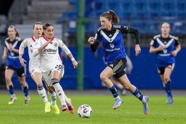 v.li.: Ilayda Acikgöz (Eintracht Frankfurt, 20) und Lotta Wrede (Hamburger SV, 32) im Laufduell, Zweikampf, Duell, Dynamik, Aktion, Action, Spielszene, DIE DFB-RICHTLINIEN UNTERSAGEN JEGLICHE NUTZUNG VON FOTOS ALS SEQUENZBILDER UND ODER VIDEOÄHNLICHE FOTOSTRECKEN. DFB REGULATIONS PROHIBIT ANY USE OF PHOTOGRAPHS AS IMAGE SEQUENCES AND OR QUASI-VIDEO., 02.11.2025, Hamburg (Deutschland), Fussball, Google Pixel Frauen-Bundesliga, Hamburger SV - Eintracht Frankfurt