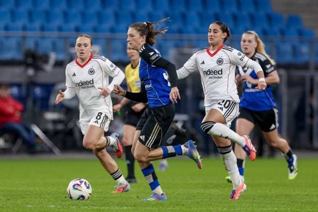 v.li.: Lotta Wrede (Hamburger SV, 32) und Ilayda Acikgöz (Eintracht Frankfurt, 20) im Laufduell, Zweikampf, Duell, Dynamik, Aktion, Action, Spielszene, DIE DFB-RICHTLINIEN UNTERSAGEN JEGLICHE NUTZUNG VON FOTOS ALS SEQUENZBILDER UND ODER VIDEOÄHNLICHE FOTOSTRECKEN. DFB REGULATIONS PROHIBIT ANY USE OF PHOTOGRAPHS AS IMAGE SEQUENCES AND OR QUASI-VIDEO., 02.11.2025, Hamburg (Deutschland), Fussball, Google Pixel Frauen-Bundesliga, Hamburger SV - Eintracht Frankfurt