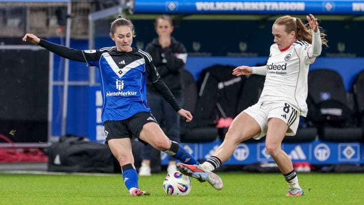 v.li.: Maria Mikolajova (Hamburger SV, 27) und Lisanne Gräwe (Eintracht Frankfurt, 8) im Zweikampf, Duell, Dynamik, Aktion, Action, Spielszene, DIE DFB-RICHTLINIEN UNTERSAGEN JEGLICHE NUTZUNG VON FOTOS ALS SEQUENZBILDER UND ODER VIDEOÄHNLICHE FOTOSTRECKEN. DFB REGULATIONS PROHIBIT ANY USE OF PHOTOGRAPHS AS IMAGE SEQUENCES AND OR QUASI-VIDEO., 02.11.2025, Hamburg (Deutschland), Fussball, Google Pixel Frauen-Bundesliga, Hamburger SV - Eintracht Frankfurt