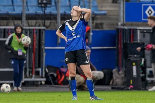 Nina Räcke (Hamburger SV, 39) enttäuscht über die Niederlage, Enttäuschung nach dem Schlusspfiff, Abpfiff, Highlight, Verlierer, verloren, Frustration, pessimistisch, DIE DFB-RICHTLINIEN UNTERSAGEN JEGLICHE NUTZUNG VON FOTOS ALS SEQUENZBILDER UND ODER VIDEOÄHNLICHE FOTOSTRECKEN. DFB REGULATIONS PROHIBIT ANY USE OF PHOTOGRAPHS AS IMAGE SEQUENCES AND OR QUASI-VIDEO., 02.11.2025, Hamburg (Deutschland), Fussball, Google Pixel Frauen-Bundesliga, Hamburger SV - Eintracht Frankfurt