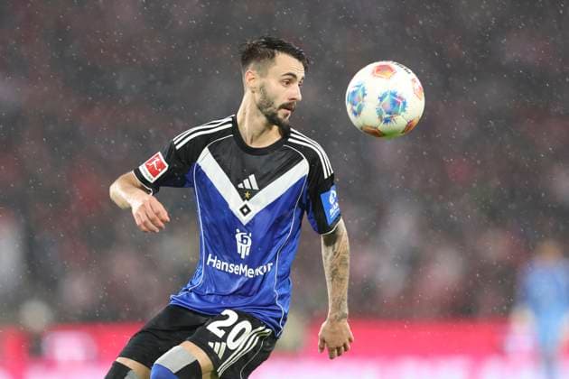 Fabio Vieira (Hamburger SV) in Aktion, am Ball, Einzelaktion waehrend des spiels der Bundesliga zwischen 1. FC Köln und Hamburger SV, RheinEnergieSTADION am 02. November 2025 in Köln, Deutschland. (Foto von Oliver Kaelke DeFodi Images) +++ Fabio Vieira (Hamburger SV) controls the ball during the Bundesliga match between 1. FC Köln and Hamburger SV at RheinEnergieSTADION on November 2, 2025 in Köln, Germany. (Photo by Oliver Kaelke DeFodi Images) DFL regulations prohibit any use of photographs as image sequences and or quasi-video. (Photo by Oliver Kaelke DeFodi Images) Fabio Vieira Hamburger SV in action, on the ball, single action during the Bundesliga match between 1 FC Köln and Hamburger SV, RheinEnergieSTADION on November 02, 2025 in Köln, Germany Photo by Oliver Kaelke DeFodi Images Fabio Vieira Hamburger SV controls the ball during the Bundesliga match between 1 FC Köln and Hamburger SV at RheinEnergieSTADION on November 2, 2025 in Köln, Germany Photo by Oliver Kaelke DeFodi Images DFL regulations prohibit any use of photographs as image sequences and or quasi video Photo by Oliver Kaelke DeFodi Images