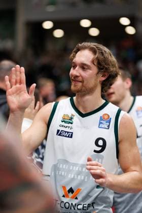 Marco Hollersbacher (Gladiators Trier) feiert mit den Fans, Vet Concept Gladiators Trier vs Rasta Vechta, Basketball, easyCredit BBL, 6. Spieltag, Saison 2025 2026, 02.11.2025 Vet Concept Gladiators Trier vs Rasta Vechta, Basketball, easyCredit BBL, 6. Spieltag, Saison 2025 2026, 02.11.2025 Copyright: xEibner-Pressefoto AlexanderxNeisx EP_ANS