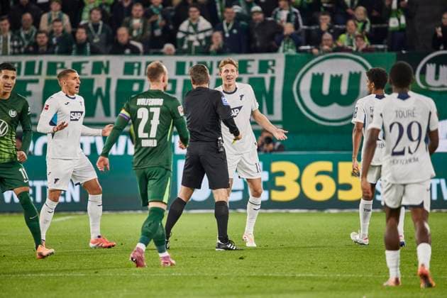 Wouter Burger (TSG 1899 Hoffenheim 18) reklamiert Schiedsrichter VfL Wolfsburg vs. TSG 1899 Hoffenheim, Fussball Bundesliga, BL, Buli, 9. Spieltag, Saison 2025 2026 02.11.2025 -Pressefoto Jan-Frederic Helbig VfL Wolfsburg vs. TSG 1899 Hoffenheim, Fussball Bundesliga, BL, Buli, Volkswagen Arena, 1 Bundesliga, 9. Spieltag, Saison 2025 2026, 02.11.2025 Wolfsburg Copyright: xEibner-Pressefoto Jan-FredericxHelbigx EP_JHG