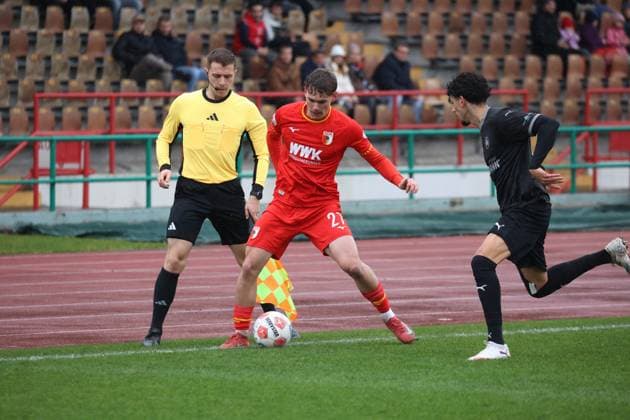 02.11.2025, GER, Fussball, Herren, FC Augsburg, FC Augsburg II, FC Augsburg U23, FCA-U23, Regionalliga Bayern, Saison 2025 2026, SpVgg Greuther Fürth II, SpVgg Greuther Fürth U23 FCA-U23-Spieler Florian Hangl im Spiel gegen die SpVgg Greuther Fürth II.