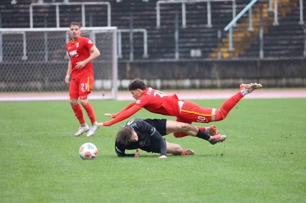 02.11.2025, GER, Fussball, Herren, FC Augsburg, FC Augsburg II, FC Augsburg U23, FCA-U23, Regionalliga Bayern, Saison 2025 2026, SpVgg Greuther Fürth II, SpVgg Greuther Fürth U23 FCA-U23-Spieler Oliver Sorg im Spiel gegen die SpVgg Greuther Fürth II.