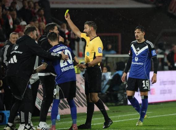 Gelbe Karte fuer Merlin Polzin (Hamburger SV Trainer) nach der roten Karte für Fabio Vieira (Hamburger SV 20) GER, 1. FC Koeln vs. Hamburger SV, Fussball, Bundesliga, 9. Spieltag, Spielzeit 2025 2026, 02.11.2025 (DFL DFB REGULATIONS PROHIBIT ANY USE OF PHOTOGRAPHS as IMAGE SEQUENCES and or QUASI-VIDEO). GER, 1. FC Koeln vs. Hamburger SV, Fussball, Bundesliga, 9. Spieltag, Spielzeit 2025 2026, 02.11.2025 Koeln Copyright: xEibner-Pressefotox xThomasxStoeckerx EP_TSR