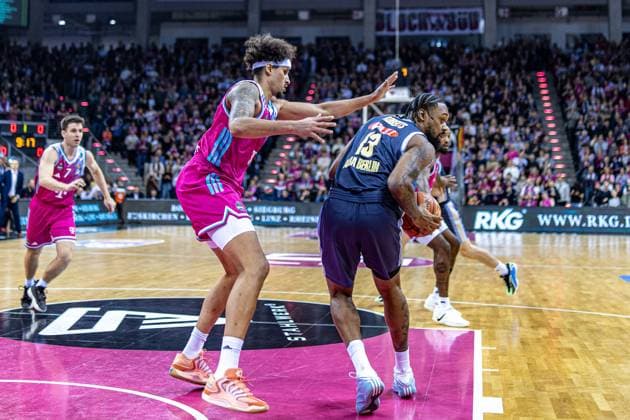 J Wan Roberts (ALBA Berlin, 13), vs Michael Kessens (Telekom Baskets Bonn, 06) Telekom Baskets Bonn vs. ALBA Berlin Basketball, Basketball, easy Credit BBL, 06. Spieltag, 2025 2026, 02.11.2025 Telekom Baskets Bonn vs. ALBA Berlin, Basketball, easy Credit BBL, 06. Spieltag, 2025 2026, 02.11.2025 Bonn Copyright: xEibner-Pressefoto GerhardxWingenderx EP_GWR