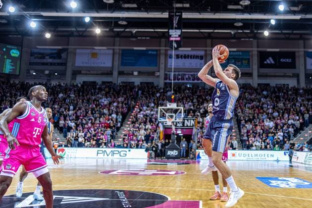 Tylan Birts (Telekom Baskets Bonn, 05) vs Martin Hermannsson (ALBA Berlin, 15) Telekom Baskets Bonn vs. ALBA Berlin Basketball, Basketball, easy Credit BBL, 06. Spieltag, 2025 2026, 02.11.2025 Telekom Baskets Bonn vs. ALBA Berlin, Basketball, easy Credit BBL, 06. Spieltag, 2025 2026, 02.11.2025 Bonn Copyright: xEibner-Pressefoto GerhardxWingenderx EP_GWR