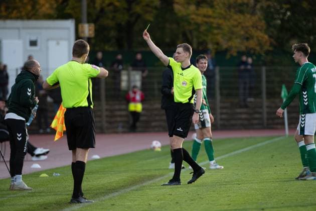 GER, Fussball, RLN, SV Werder Bremen II U23 vs VfB Oldenburg 02.11.2025, Platz 11, Bremen, GER, RLN, SV Werder Bremen II U23 vs VfB Oldenburg, DFL regulations prohibit any use of photographs as image sequences and or quasi-video, im Bild dafuer gibt es die gelbe Karte Christian BRAND ( SV Werder Bremen II U23 Trainer )