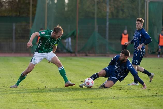 GER, Fussball, RLN, SV Werder Bremen II U23 vs VfB Oldenburg 02.11.2025, Platz 11, Bremen, GER, RLN, SV Werder Bremen II U23 vs VfB Oldenburg, DFL regulations prohibit any use of photographs as image sequences and or quasi-video, im Bild Cimo RÖCKER ROECKER ( SV Werder Bremen II U23 5 ) Drilon DEMAJ ( VfB Oldenburg 9 ) Nico KNYSTOCK ( VfB Oldenburg 44 )
