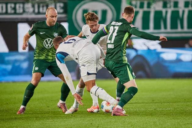 Grischa Proemel (TSG 1899 Hoffenheim 6) Maximilian Arnold (VfL Wolfsburg 27) VfL Wolfsburg vs. TSG 1899 Hoffenheim, Fussball Bundesliga, BL, Buli, 9. Spieltag, Saison 2025 2026 02.11.2025 -Pressefoto Jan-Frederic Helbig VfL Wolfsburg vs. TSG 1899 Hoffenheim, Fussball Bundesliga, BL, Buli, Volkswagen Arena, 1 Bundesliga, 9. Spieltag, Saison 2025 2026, 02.11.2025 Wolfsburg Copyright: xEibner-Pressefoto Jan-FredericxHx EP_JHG