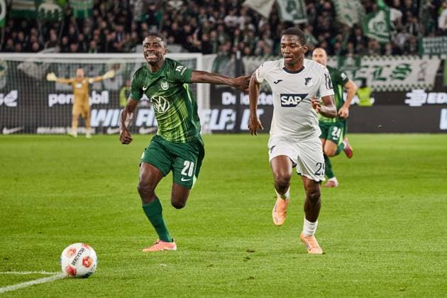 Sael Kumbedi (VfL Wolfsburg 26) zweikampf mit Bazoumana Toure (TSG 1899 Hoffenheim 29) VfL Wolfsburg vs. TSG 1899 Hoffenheim, Fussball Bundesliga, BL, Buli, 9. Spieltag, Saison 2025 2026 02.11.2025 -Pressefoto Jan-Frederic Helbig VfL Wolfsburg vs. TSG 1899 Hoffenheim, Fussball Bundesliga, BL, Buli, Volkswagen Arena, 1 Bundesliga, 9. Spieltag, Saison 2025 2026, 02.11.2025 Wolfsburg Copyright: xEibner-Pressefoto Jan-FredericxHx EP_JHG