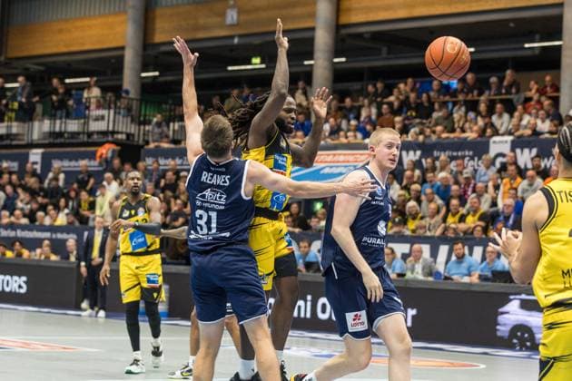 GER, easy-Credit Basketball-Bundesliga, Syntainics MBC - MHP Riesen Ludwigsburg. 02.11.2025, Stadthalle, Weißenfels, GER, easy-Credit Basketball-Bundesliga, Syntainics MBC - MHP Riesen Ludwigsburg. Traveon Buchanan (MHP Riesen Ludwigsburg, 2), Spencer Reaves (Syntainics MBC, 31) Â Foto Alexander Trienitz Weißenfels Stadthalle Sachsen-Anhalt Deutschland