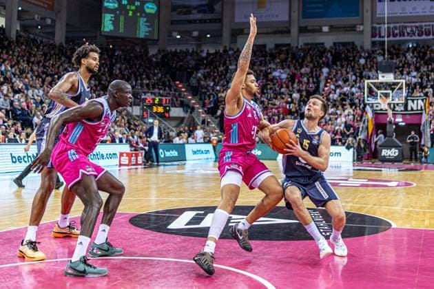 Martin Hermannsson (ALBA Berlin, 15), J Wan Roberts (ALBA Berlin, 13), vs Alijah Comithier (Telekom Baskets Bonn, 02), Kur Jongkuch (Telekom Baskets Bonn, 15) Telekom Baskets Bonn vs. ALBA Berlin Basketball, Basketball, easy Credit BBL, 06. Spieltag, 2025 2026, 02.11.2025 Telekom Baskets Bonn vs. ALBA Berlin, Basketball, easy Credit BBL, 06. Spieltag, 2025 2026, 02.11.2025 Bonn Copyright: xEibner-Pressefoto GerhardxWingenx EP_GWR