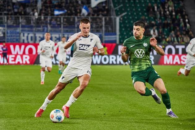 Tim Lemperle (TSG 1899 Hoffenheim 19) setzt zum Torschuss an VfL Wolfsburg vs. TSG 1899 Hoffenheim, Fussball Bundesliga, BL, Buli, 9. Spieltag, Saison 2025 2026 02.11.2025 -Pressefoto Jan-Frederic Helbig VfL Wolfsburg vs. TSG 1899 Hoffenheim, Fussball Bundesliga, BL, Buli, Volkswagen Arena, 1 Bundesliga, 9. Spieltag, Saison 2025 2026, 02.11.2025 Wolfsburg Copyright: xEibner-Pressefoto Jan-FredericxHx EP_JHG