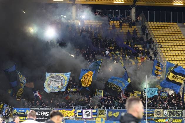02.11.2025, xrekx, Fussball 3.Liga, Alemannia Aachen - 1.FC Saarbrücken v.l. Saarbruecken Fans ,Stimmung, Schals, Trikot, Fahne, Banner, Ultras, Zuschauer, Besucher, Choreo, Choreografie, atmosphere, spectators, Visitors Pyro (DFL DFB REGULATIONS PROHIBIT ANY USE OF PHOTOGRAPHS as IMAGE SEQUENCES and or QUASI-VIDEO) Aachen