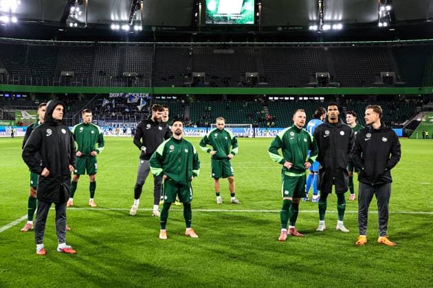 v.l. Mattias Svanberg (VfL Wolfsburg,32), Torwart Marius Mueller Müller (VfL Wolfsburg,29), Mohamed Amoura (VfL Wolfsburg,9), Lovro Majer (VfL Wolfsburg,10), Maximilian Arnold (VfL Wolfsburg,27), Moritz Jenz (VfL Wolfsburg,15), Yannick Gerhardt (VfL Wolfsburg,31) vor dem Fanblock - 1. Fussball Bundesliga Saison 2025-2026 VfL Wolfsburg vs. TSG Hoffenheim in der Volkswagen Arena in Wolfsburg - Aktion,Fussball,Deutschland,Mann,Männer,02.11.2025
