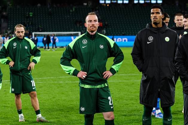 v.l. Lovro Majer (VfL Wolfsburg,10), Maximilian Arnold (VfL Wolfsburg,27), Moritz Jenz (VfL Wolfsburg,15) vor dem Fanblock - 1. Fussball Bundesliga Saison 2025-2026 VfL Wolfsburg vs. TSG Hoffenheim in der Volkswagen Arena in Wolfsburg - Aktion,Fussball,Deutschland,Mann,Männer,02.11.2025