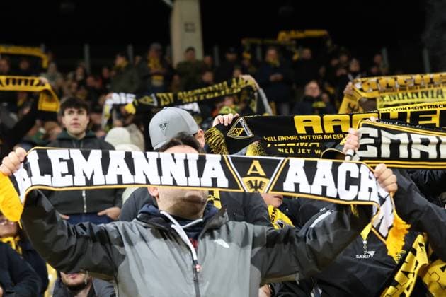 02.11.2025, xrekx, Fussball 3.Liga, Alemannia Aachen - 1.FC Saarbrücken v.l. Aachen Fans ,Stimmung, Schals, Trikot, Fahne, Banner, Ultras, Zuschauer, Besucher, Choreo, Choreografie, atmosphere, spectators, Visitors (DFL DFB REGULATIONS PROHIBIT ANY USE OF PHOTOGRAPHS as IMAGE SEQUENCES and or QUASI-VIDEO) Aachen