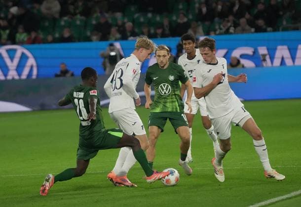 GER, 1.FBL, VfL Wolfsburg vs TSG 1899 Hoffenheim 02.11.2025, Volkswagen Arena, Wolfsburg, GER, 1.FBL, VfL Wolfsburg vs TSG 1899 Hoffenheim , im Bild Sael Kumbedi (Wolfsburg), Max Moerstedt (Hoffenheim), Lovro Majer (Wolfsburg), Wouter Burger (Hoffenheim) DFL regulations prohibit any use of photographs as image sequences and or quasi-video.