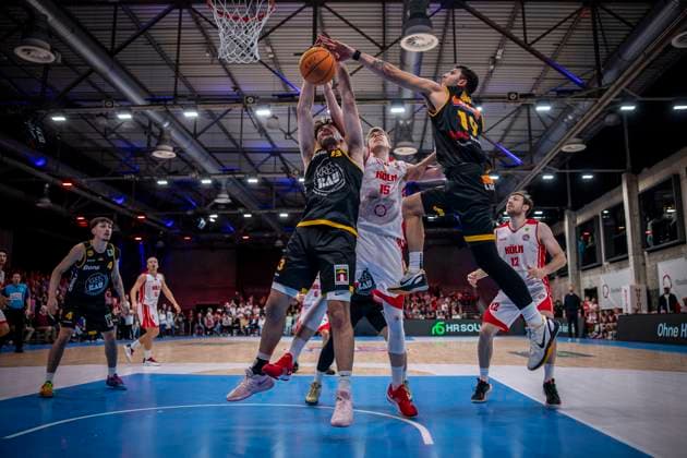 Barmer 2. Basketball Bundesliga ProA: RheinStars Koeln vs. Kirchheim, 02.11.25 Gian Bahattin Aydinoglu (Bozic Estriche Knights Kirchheim, 4, PG), Nicholas Gerard Spinoso (Bozic Estriche Knights Kirchheim, 13,C), Björn Rohwer (RheinStars Köln, 15, C), Aeneas Jung (Bozic Estriche Knights Kirchheim, 19, PF), Laurent Raphael Zoccoletti (RheinStars Köln, 12, PF); Köln, 02.11.25 - Barmer 2. Basketball Bundesliga ProA: RheinStars Koeln vs. Kirchheim in der Motor World in Köln. Copyright: xBEAUTIFULxSPORTS AxelxKohringx