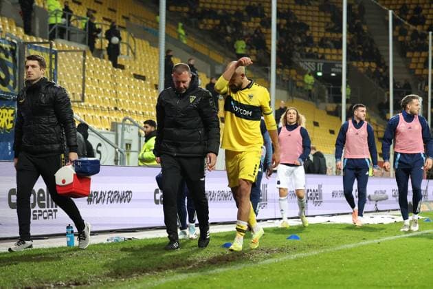 02.11.2025, xrekx, Fussball 3.Liga, Alemannia Aachen - 1.FC Saarbrücken v.l. Lamar Yarbrough (TSV Alemannia Aachen) verletzt, Verletzung, Schmerz, Schmerzen, injured, injury, pain, pains Auswechseln (DFL DFB REGULATIONS PROHIBIT ANY USE OF PHOTOGRAPHS as IMAGE SEQUENCES and or QUASI-VIDEO) Aachen