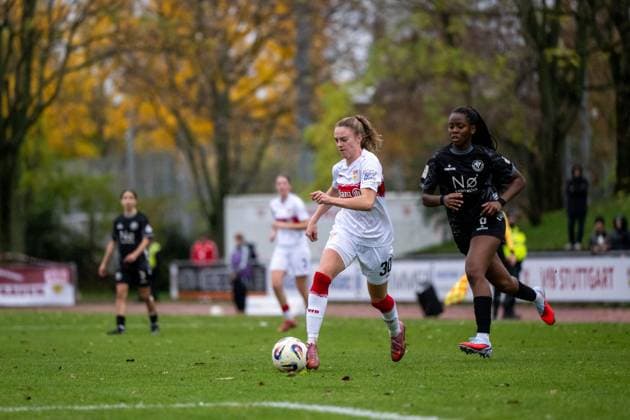Joy Castor (VfB Stuttgart, 30) am Ball vor Gloria Zarambaud (VfR Warbeyen, 06), GER, VfB Stuttgart vs VfR SW Warbeyen, Fussball, Frauen, 2. Bundesliga, 9. Spieltag, Saison 2025 2026, 02.11.2025 GER, VfB Stuttgart vs VfR SW Warbeyen, Fussball, Frauen, 2. Bundesliga, 9. Spieltag, Saison 2025 2026, 02.11.2025 Bad Cannstatt Copyright: xEibner-Pressefoto Memmlerx EP_MMR
