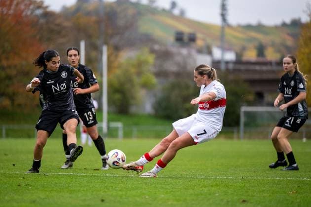 Dafina Redzepi (VfB Stuttgart, 07) am Ball trifft das Tor zum 7:2, daneben Ebla Gouriye (VfR Warbeyen, 03), GER, VfB Stuttgart vs VfR SW Warbeyen, Fussball, Frauen, 2. Bundesliga, 9. Spieltag, Saison 2025 2026, 02.11.2025 GER, VfB Stuttgart vs VfR SW Warbeyen, Fussball, Frauen, 2. Bundesliga, 9. Spieltag, Saison 2025 2026, 02.11.2025 Bad Cannstatt Copyright: xEibner-Pressefoto Memmlerx EP_MMR