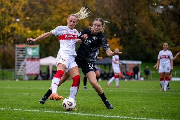 Meike Meßmer (VfB Stuttgart, 29) im Zweikampf mit Carolina Wolters (VfR Warbeyen, 21), GER, VfB Stuttgart vs VfR SW Warbeyen, Fussball, Frauen, 2. Bundesliga, 9. Spieltag, Saison 2025 2026, 02.11.2025 GER, VfB Stuttgart vs VfR SW Warbeyen, Fussball, Frauen, 2. Bundesliga, 9. Spieltag, Saison 2025 2026, 02.11.2025 Bad Cannstatt Copyright: xEibner-Pressefoto Memmlerx EP_MMR