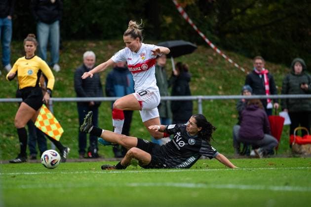 Jana Beuschlein (VfB Stuttgart, 20) im Zweikampf mit Ebla Gouriye (VfR Warbeyen, 03), GER, VfB Stuttgart vs VfR SW Warbeyen, Fussball, Frauen, 2. Bundesliga, 9. Spieltag, Saison 2025 2026, 02.11.2025 GER, VfB Stuttgart vs VfR SW Warbeyen, Fussball, Frauen, 2. Bundesliga, 9. Spieltag, Saison 2025 2026, 02.11.2025 Bad Cannstatt Copyright: xEibner-Pressefoto Memmlerx EP_MMR