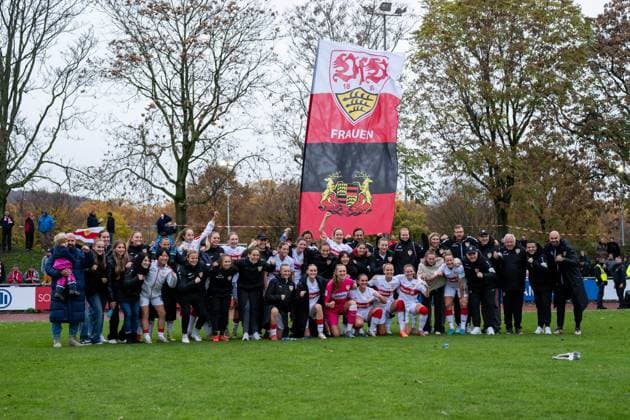 Siegerfoto Teamfoto mit allen Spielerinnen und Staff nach dem Sieg und der erstmaligen Tabellenfuehrung, GER, VfB Stuttgart vs VfR SW Warbeyen, Fussball, Frauen, 2. Bundesliga, 9. Spieltag, Saison 2025 2026, 02.11.2025 GER, VfB Stuttgart vs VfR SW Warbeyen, Fussball, Frauen, 2. Bundesliga, 9. Spieltag, Saison 2025 2026, 02.11.2025 Bad Cannstatt Copyright: xEibner-Pressefoto Memmlerx EP_MMR