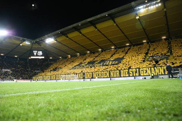 02.11.2025, xrekx, Fussball 3.Liga, Alemannia Aachen - 1.FC Saarbrücken v.l. Alemannia Fans ,Stimmung, Schals, Trikot, Fahne, Banner, Ultras, Zuschauer, Besucher, Choreo, Choreografie, atmosphere, spectators, Visitors (DFL DFB REGULATIONS PROHIBIT ANY USE OF PHOTOGRAPHS as IMAGE SEQUENCES and or QUASI-VIDEO) Aachen