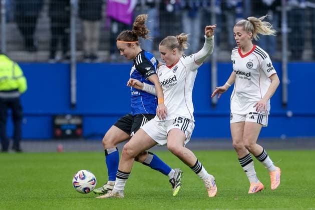 v.li.: Melanie Brunnthaler (Hamburger SV, 11) und Jella Veit (Eintracht Frankfurt, 25) im Zweikampf, Duell, Dynamik, Aktion, Action, Spielszene, DIE DFB-RICHTLINIEN UNTERSAGEN JEGLICHE NUTZUNG VON FOTOS ALS SEQUENZBILDER UND ODER VIDEOÄHNLICHE FOTOSTRECKEN. DFB REGULATIONS PROHIBIT ANY USE OF PHOTOGRAPHS AS IMAGE SEQUENCES AND OR QUASI-VIDEO., 02.11.2025, Hamburg (Deutschland), Fussball, Google Pixel Frauen-Bundesliga, Hamburger SV - Eintracht Frankfurt