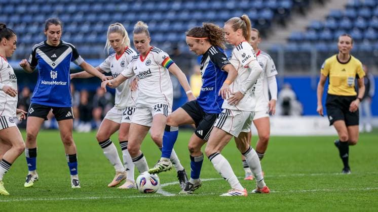 v.li.: Ereleta Memeti (Eintracht Frankfurt, 27), Pauline Machtens (Hamburger SV, 28), Rebecka Blomqvist (Eintracht Frankfurt, 28), Laura Freigang (Eintracht Frankfurt, 10), Melanie Brunnthaler (Hamburger SV, 11) und Amanda Ilestedt (Eintracht Frankfurt, 13) im Zweikampf, Duell, Dynamik, Aktion, Action, Spielszene, DIE DFB-RICHTLINIEN UNTERSAGEN JEGLICHE NUTZUNG VON FOTOS ALS SEQUENZBILDER UND ODER VIDEOÄHNLICHE FOTOSTRECKEN. DFB REGULATIONS PROHIBIT ANY USE OF PHOTOGRAPHS AS IMAGE SEQUENCES AND OR QUASI-VIDEO., 02.11.2025, Hamburg (Deutschland), Fussball, Google Pixel Frauen-Bundesliga, Hamburger SV - Eintracht Frankfurt