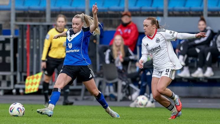 v.li.: Mia Büchele (Hamburger SV, 17) und Lisanne Gräwe (Eintracht Frankfurt, 8) im Zweikampf, Duell, Dynamik, Aktion, Action, Spielszene, DIE DFB-RICHTLINIEN UNTERSAGEN JEGLICHE NUTZUNG VON FOTOS ALS SEQUENZBILDER UND ODER VIDEOÄHNLICHE FOTOSTRECKEN. DFB REGULATIONS PROHIBIT ANY USE OF PHOTOGRAPHS AS IMAGE SEQUENCES AND OR QUASI-VIDEO., 02.11.2025, Hamburg (Deutschland), Fussball, Google Pixel Frauen-Bundesliga, Hamburger SV - Eintracht Frankfurt