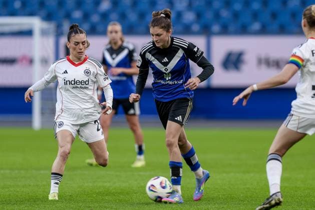 v.li.: Ereleta Memeti (Eintracht Frankfurt, 27) und Lotta Wrede (Hamburger SV, 32) im Zweikampf, Duell, Dynamik, Aktion, Action, Spielszene, DIE DFB-RICHTLINIEN UNTERSAGEN JEGLICHE NUTZUNG VON FOTOS ALS SEQUENZBILDER UND ODER VIDEOÄHNLICHE FOTOSTRECKEN. DFB REGULATIONS PROHIBIT ANY USE OF PHOTOGRAPHS AS IMAGE SEQUENCES AND OR QUASI-VIDEO., 02.11.2025, Hamburg (Deutschland), Fussball, Google Pixel Frauen-Bundesliga, Hamburger SV - Eintracht Frankfurt