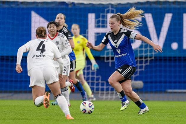 Svea Stoldt (Hamburger SV, 8) am Ball, Einzelbild, Ganzkörper, Aktion, Action, Spielszene, DIE DFB-RICHTLINIEN UNTERSAGEN JEGLICHE NUTZUNG VON FOTOS ALS SEQUENZBILDER UND ODER VIDEOÄHNLICHE FOTOSTRECKEN. DFB REGULATIONS PROHIBIT ANY USE OF PHOTOGRAPHS AS IMAGE SEQUENCES AND OR QUASI-VIDEO., 02.11.2025, Hamburg (Deutschland), Fussball, Google Pixel Frauen-Bundesliga, Hamburger SV - Eintracht Frankfurt
