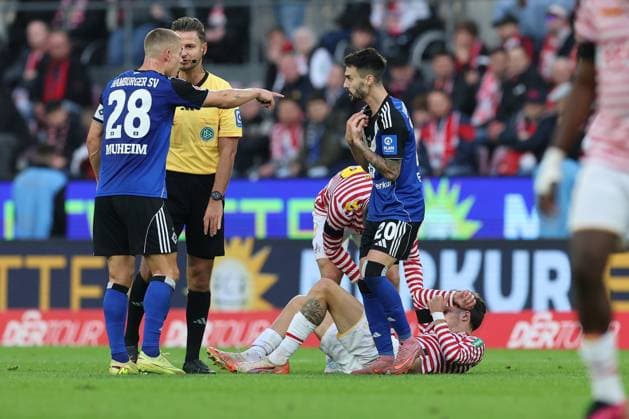 GER, 1.FBL, 1. FC Koeln vs. Hamburger SV 02.11.2025, Rheinenergie Stadion, Koeln, GER, 1.FBL, 1. FC Koeln vs. Hamburger SV, im Bild: Daniel Schlager Schiedsrichter referee, spricht mit Miro Muheim (HSV 28), der auf Fabio Vieira (HSV 20),