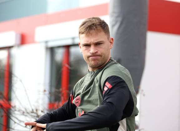Fussball, Herren, Champions League, Saison 2025 2026, FC Bayern München, Abschlusstraining Joshua Kimmich (FC Bayern München) auf dem Weg zum Trainingsplatz, Kopf, Oberkörper, Lippen pressen, Mimik, Gesichtsausdruck