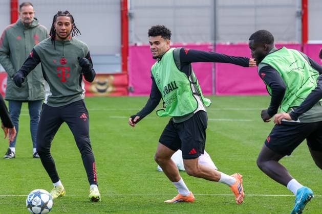Michael Olise (FC Bayern Muenchen, 17) mit Luis Diaz (FC Bayern Muenchen, 14) und Dayot Upamecano (FC Bayern Muenchen, 02), GER, Abschlusstraining, FC Bayern Muenchen, Fussball, UEFA Champions League, Liga-Phase, 4. Spieltag, Saison 2025 2026, 03.11.2025, GER, Abschlusstraining, FC Bayern Muenchen, Fussball, UEFA Champions League, Liga-Phase, 4. Spieltag, Saison 2025 2026, 03.11.2025 Muenchen Copyright: xEibner-Pressefoto JennixMaulx EP_JML