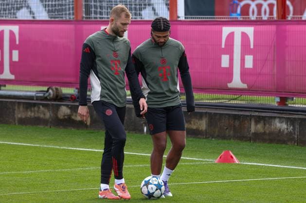 Konrad Laimer (FC Bayern Muenchen, 27) mit Serge Gnabry (FC Bayern Muenchen, 07), GER, Abschlusstraining, FC Bayern Muenchen, Fussball, UEFA Champions League, Liga-Phase, 4. Spieltag, Saison 2025 2026, 03.11.2025, GER, Abschlusstraining, FC Bayern Muenchen, Fussball, UEFA Champions League, Liga-Phase, 4. Spieltag, Saison 2025 2026, 03.11.2025 Muenchen Copyright: xEibner-Pressefoto JennixMaulx EP_JML