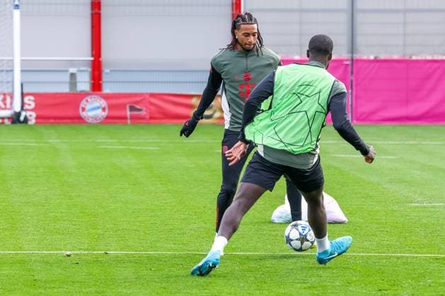 Michael Olise (FC Bayern Muenchen, 17) mit Dayot Upamecano (FC Bayern Muenchen, 02), GER, Abschlusstraining, FC Bayern Muenchen, Fussball, UEFA Champions League, Liga-Phase, 4. Spieltag, Saison 2025 2026, 03.11.2025, GER, Abschlusstraining, FC Bayern Muenchen, Fussball, UEFA Champions League, Liga-Phase, 4. Spieltag, Saison 2025 2026, 03.11.2025 Muenchen Copyright: xEibner-Pressefoto JennixMaulx EP_JML